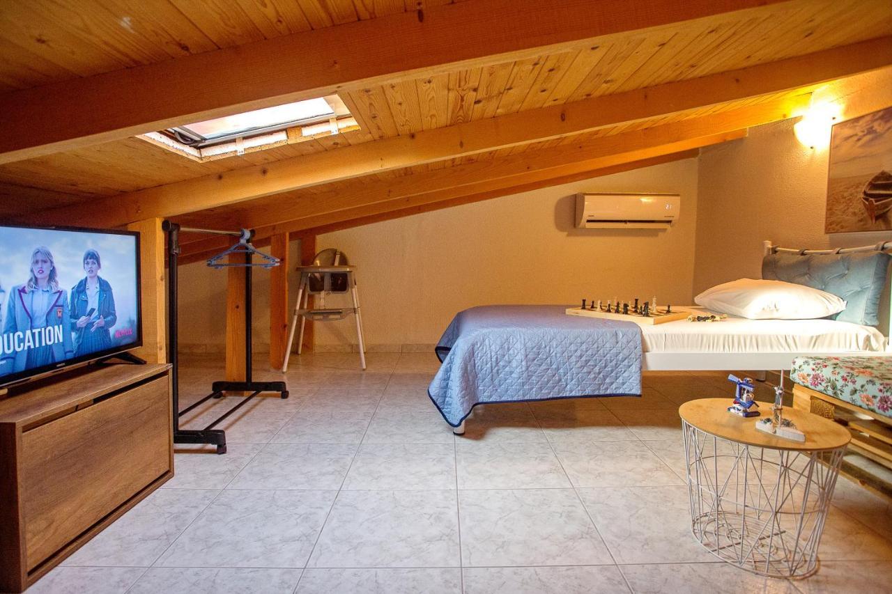 Holiday House Ioanna 2 - Loft Néa Péramos Eksteriør billede