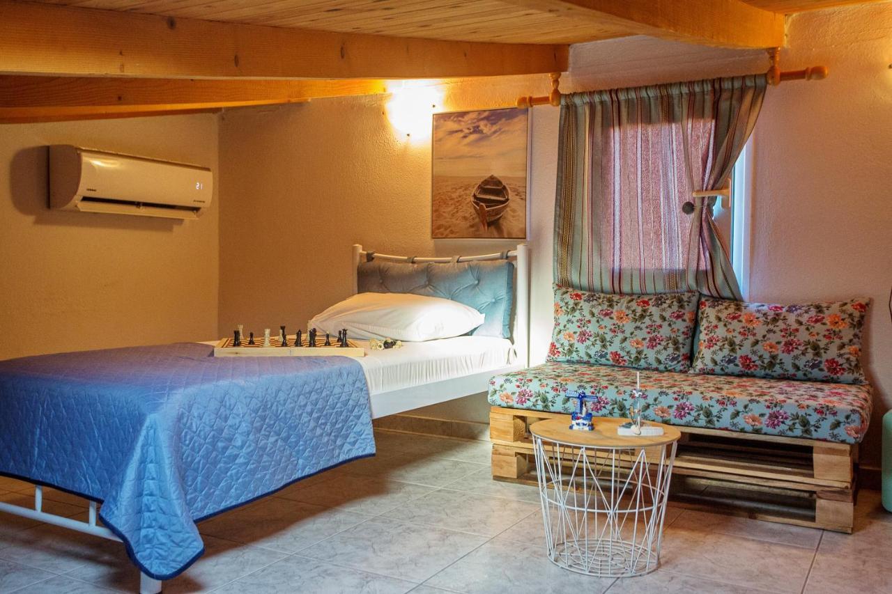 Holiday House Ioanna 2 - Loft Néa Péramos Eksteriør billede