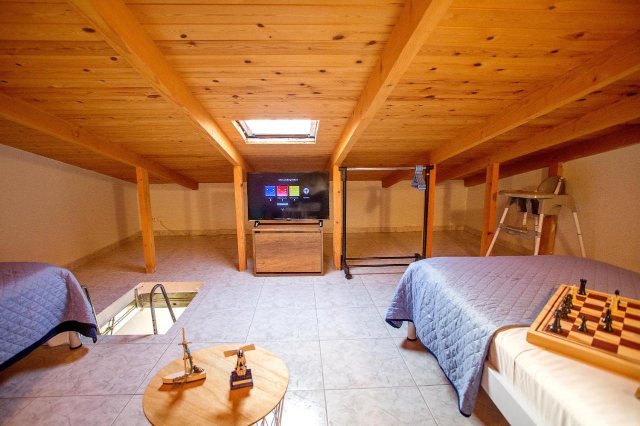 Holiday House Ioanna 2 - Loft Néa Péramos Eksteriør billede