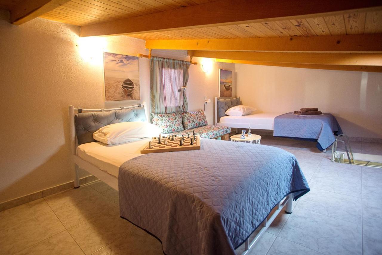 Holiday House Ioanna 2 - Loft Néa Péramos Eksteriør billede