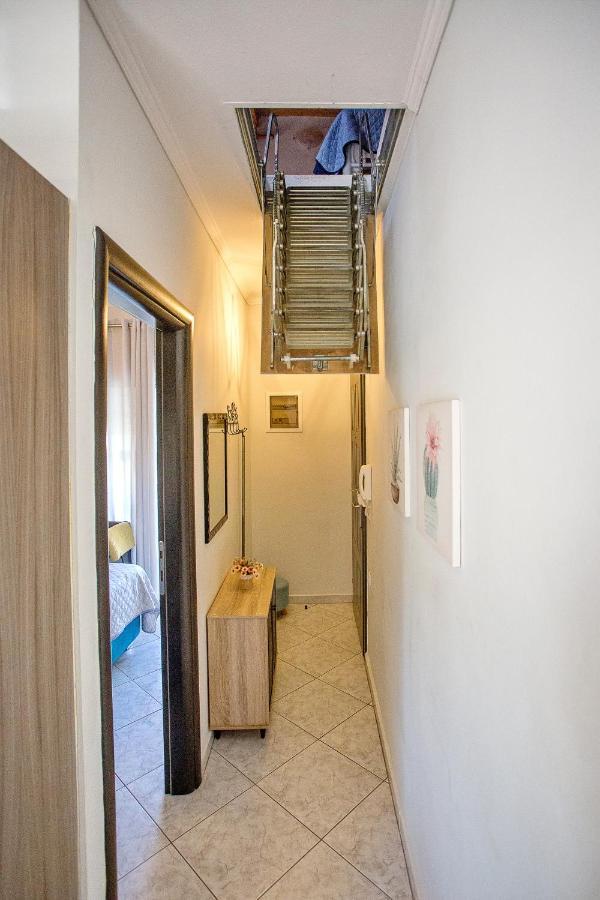 Holiday House Ioanna 2 - Loft Néa Péramos Eksteriør billede