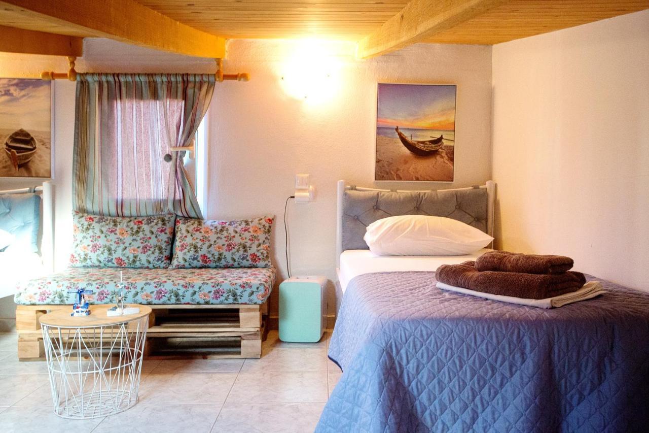 Holiday House Ioanna 2 - Loft Néa Péramos Eksteriør billede